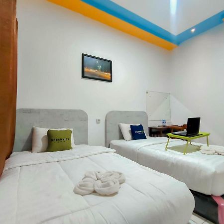 Urbanview Hotel Bagoes Sintang Buitenkant foto