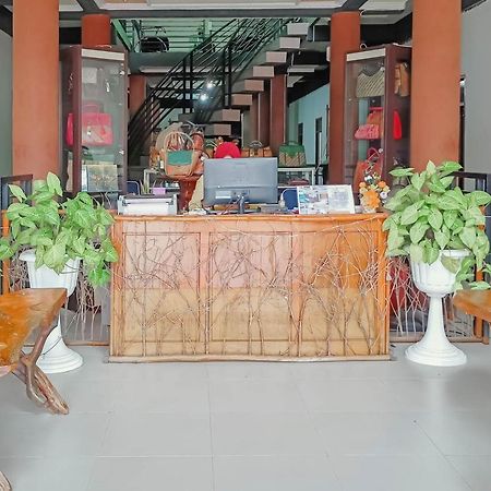 Urbanview Hotel Bagoes Sintang Buitenkant foto