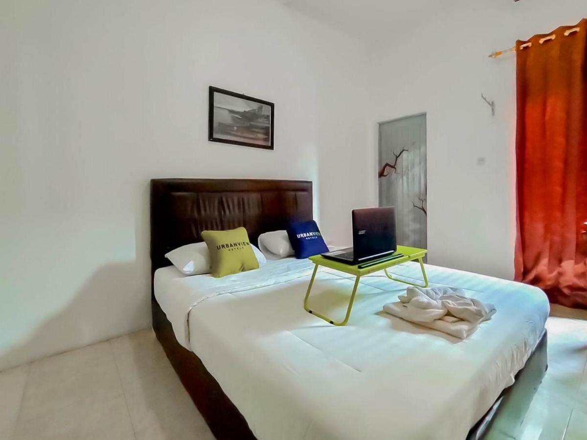 Urbanview Hotel Bagoes Sintang Buitenkant foto