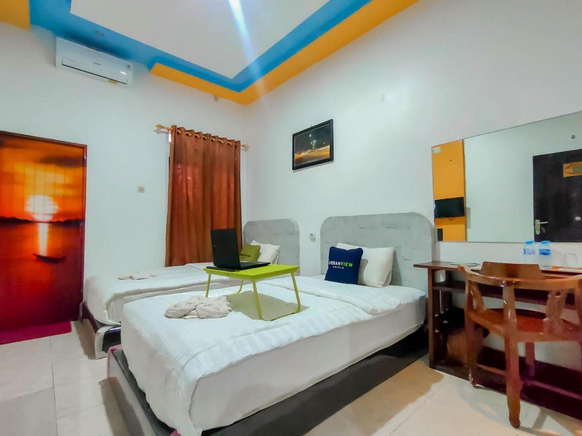 Urbanview Hotel Bagoes Sintang Buitenkant foto