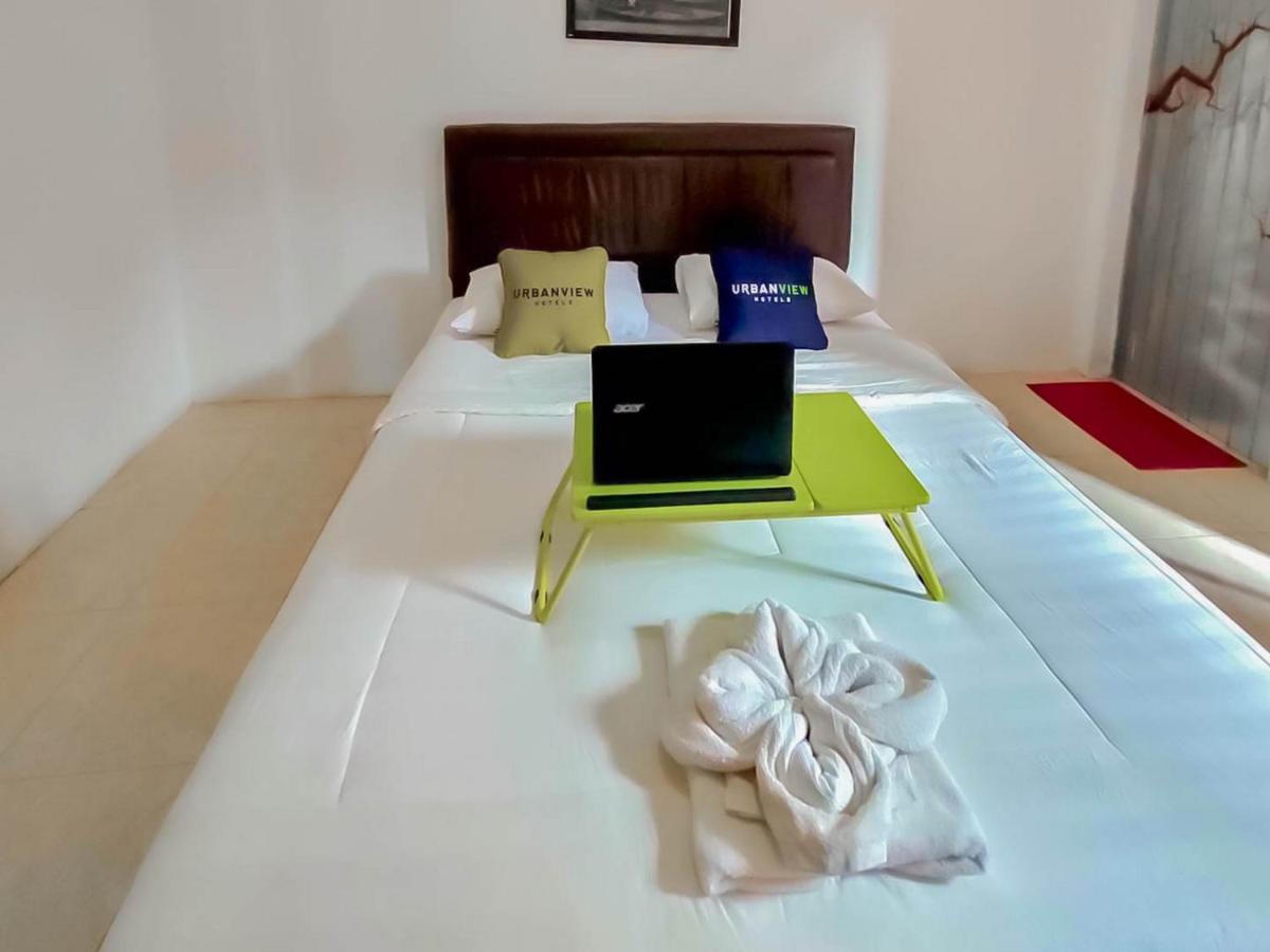 Urbanview Hotel Bagoes Sintang Buitenkant foto