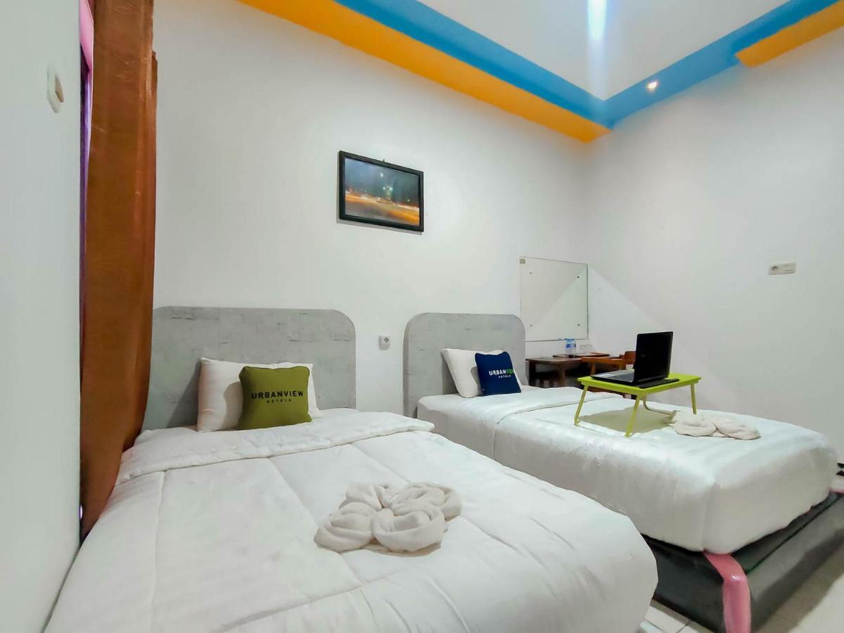 Urbanview Hotel Bagoes Sintang Buitenkant foto