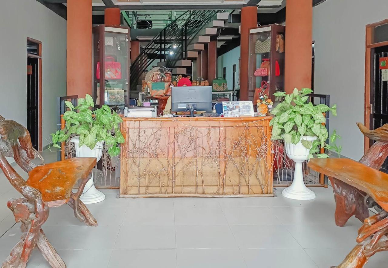Urbanview Hotel Bagoes Sintang Buitenkant foto
