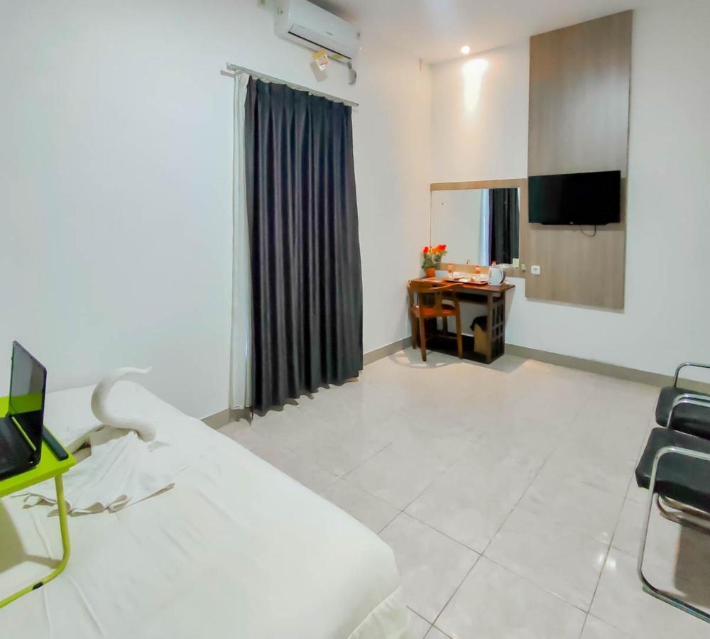 Urbanview Hotel Bagoes Sintang Buitenkant foto
