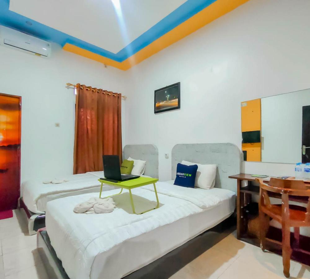 Urbanview Hotel Bagoes Sintang Buitenkant foto