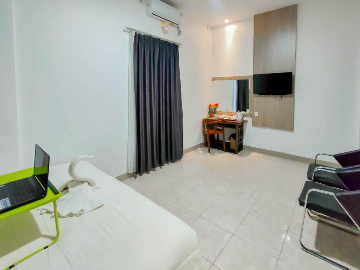 Urbanview Hotel Bagoes Sintang Buitenkant foto