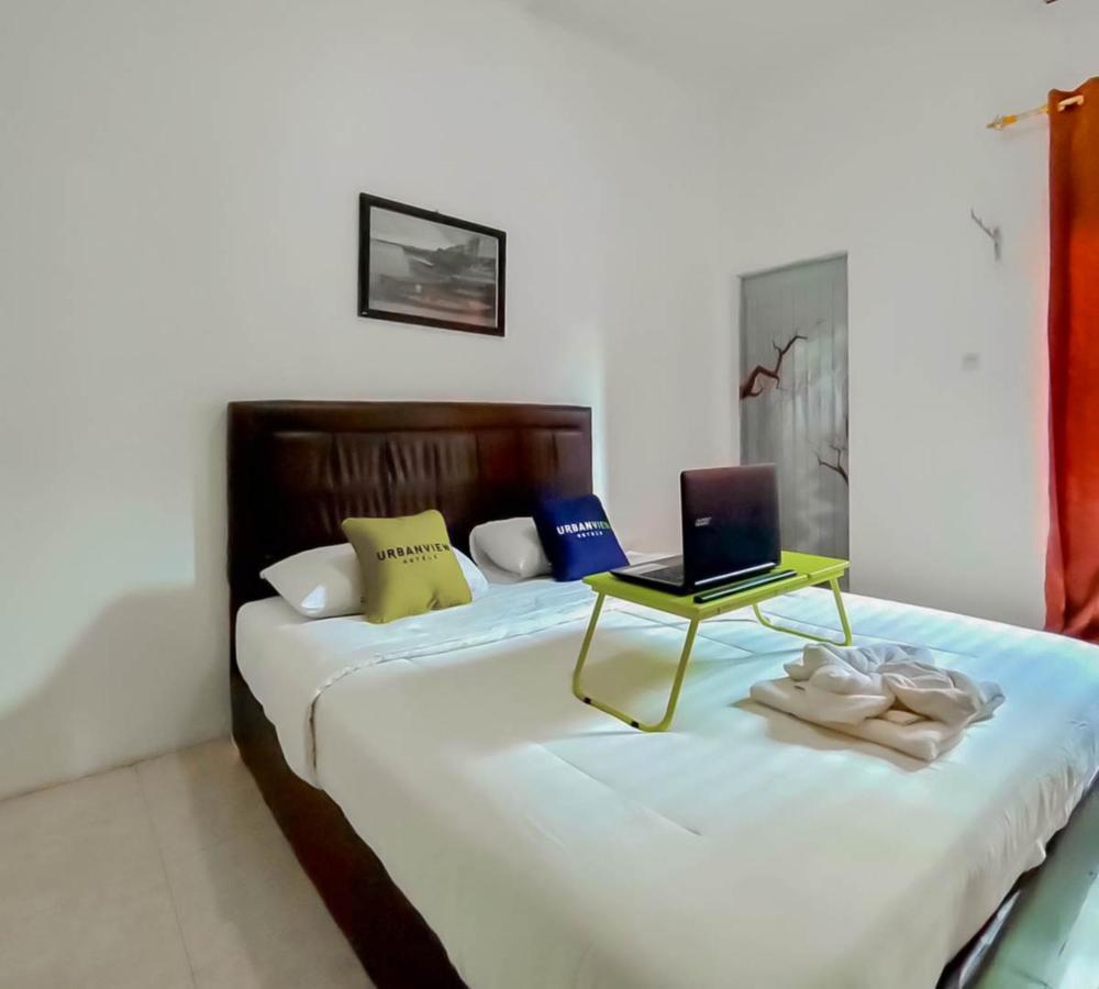 Urbanview Hotel Bagoes Sintang Buitenkant foto