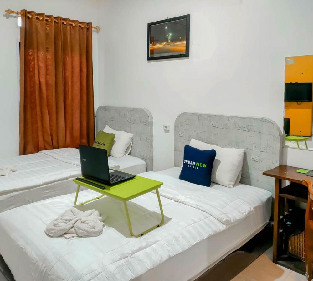 Urbanview Hotel Bagoes Sintang Buitenkant foto