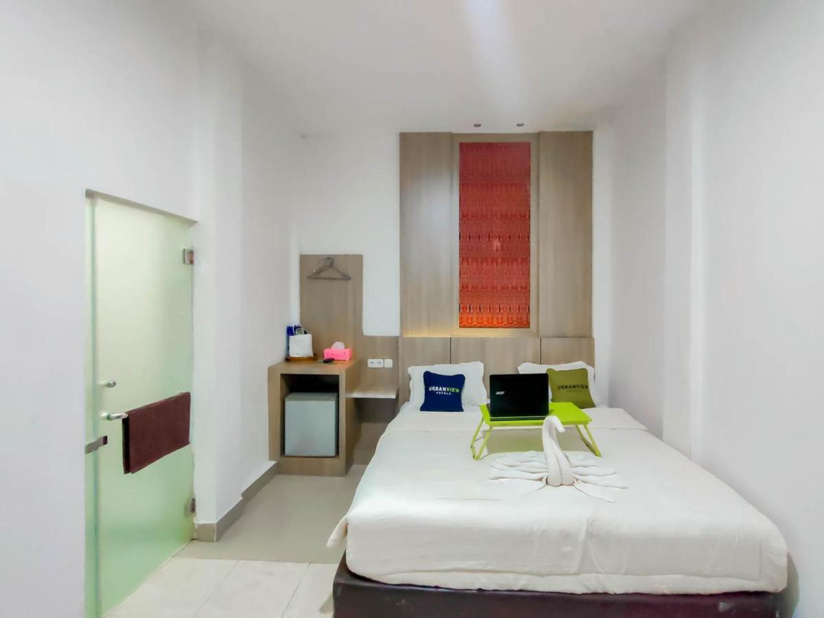 Urbanview Hotel Bagoes Sintang Buitenkant foto
