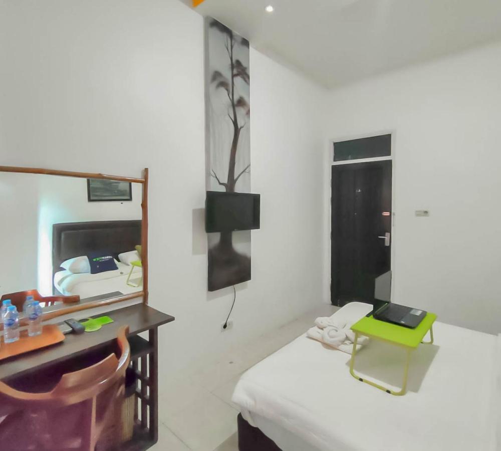 Urbanview Hotel Bagoes Sintang Buitenkant foto